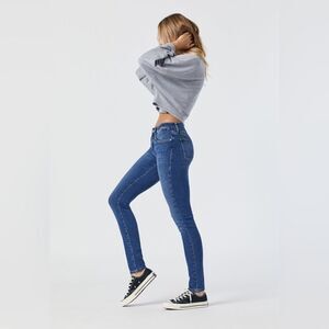 MAVI gold Alexa Skinny Jeans
Midrise size 27 Light Weight‎ NWT